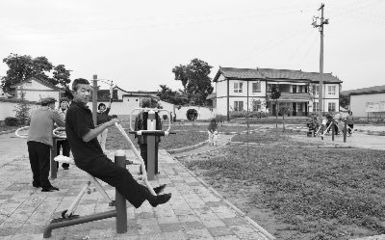 文化新景 广场健身休闲热，群众乐享幸福时光